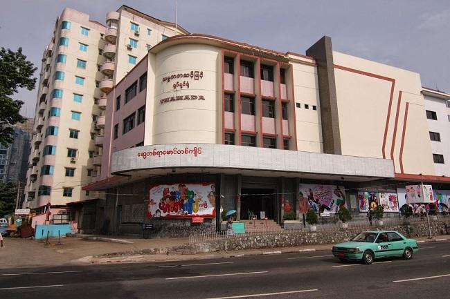 La façade du cinéma Thamada de Yangon, l'un des plus anciens établissements de Birmanie