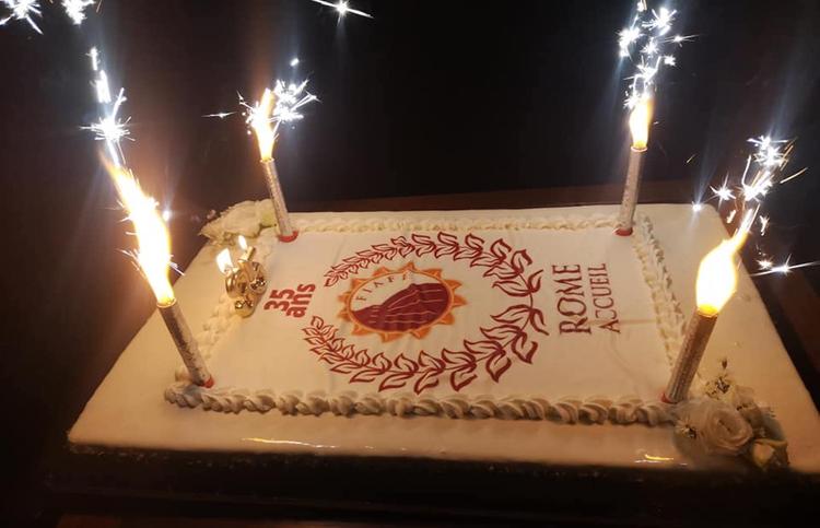 Le gâteau d'anniversaire pour les 35 ans de Rome Accueil