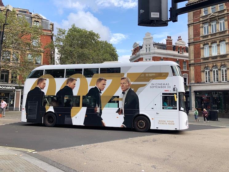 No time to die : un bus qui fait la promotion du nouveau James Bond à Londres