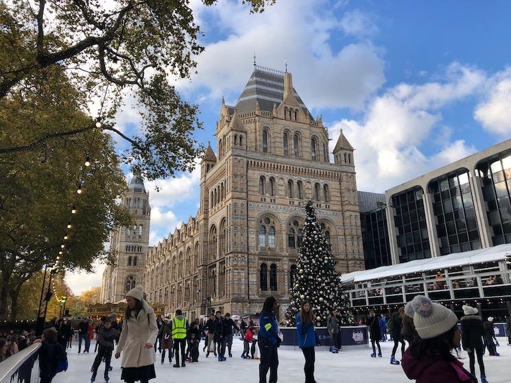 Des gens patinent sur la patinoire du musée d'histoire naturelle