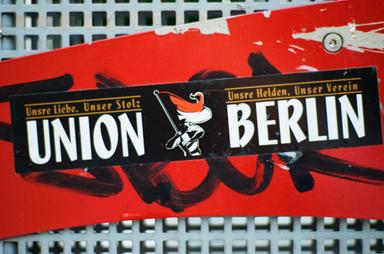 Stickers de l'Union Berlin sur un mur