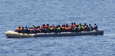 Migrants traversant la mer dans une embarcation de fortune