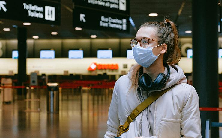 Jeune femme avec un masque dans un hotel vide_0