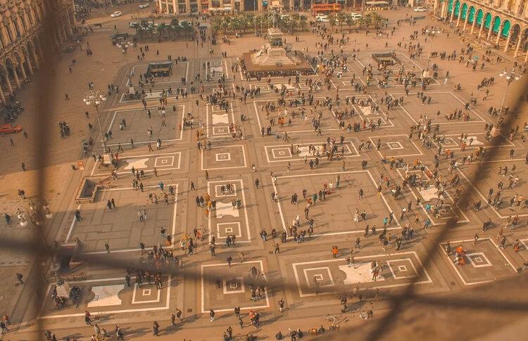 population vue du haut de la place du duomo à milan