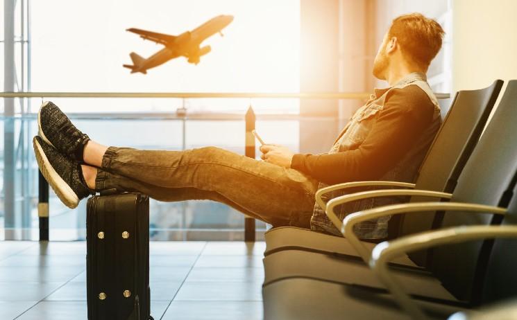 un touriste dans un aeroport