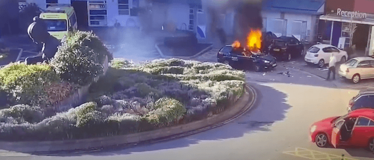 voiture qui explose à Liverpool 