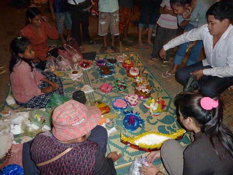 Des cambodgiens confectionnent et vendent des pratips pendant la fête des eaux 2