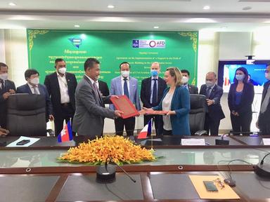 Dr. Mao Havannall, Ministre du State Secretariat of Civil Aviation et Ophélie Bourhis, directrice de l’AFD au Cambodge. Photo fournie