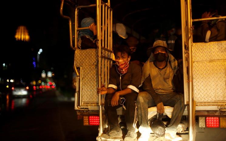 Des ouvriers de chantier lors de leur transport en thailande