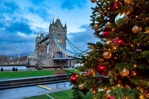 Tower Bridge sur son 31 pendant les fêtes de fin d'années. 