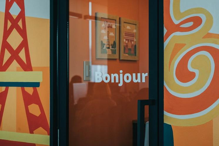 Le mot "bonjour" inscrit sur la porte d'un commerce