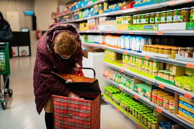 une personne agée dans un supermarché en Espagne