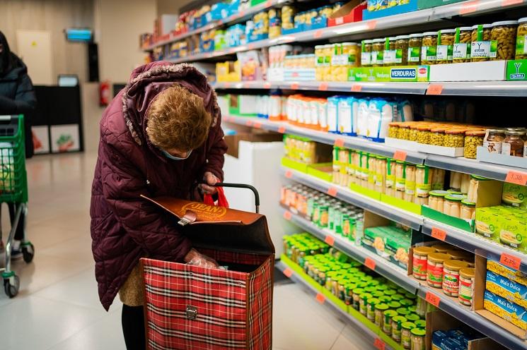 une personne agée dans un supermarché en Espagne