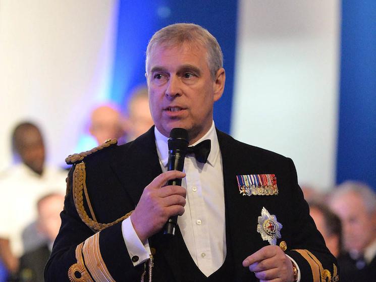 Le prince Andrew en train de faire un discours