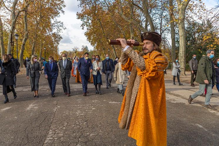 un personnage du parc Ppuy du fou, Tolède, devant l'équipe de la mairie de Madrid