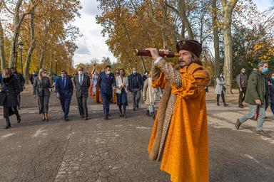 un personnage du parc Ppuy du fou, Tolède, devant l'équipe de la mairie de Madrid