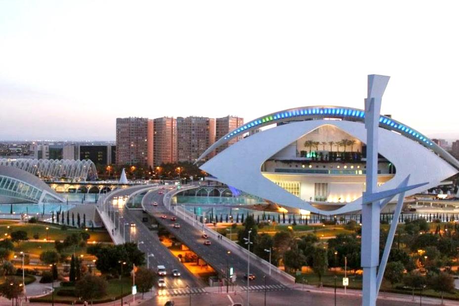 Vue sur la Cuidad de las Artes y Ciencias depuis un rooftop à Valencia