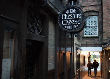 Ye Olde Cheshire Cheese, l'un des plus anciens pubs de Londres, reconstruit en 1667.