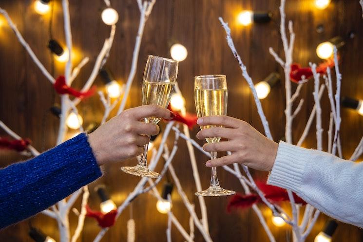 Deux personnes qui fêtent le nouvel an avec du champagne