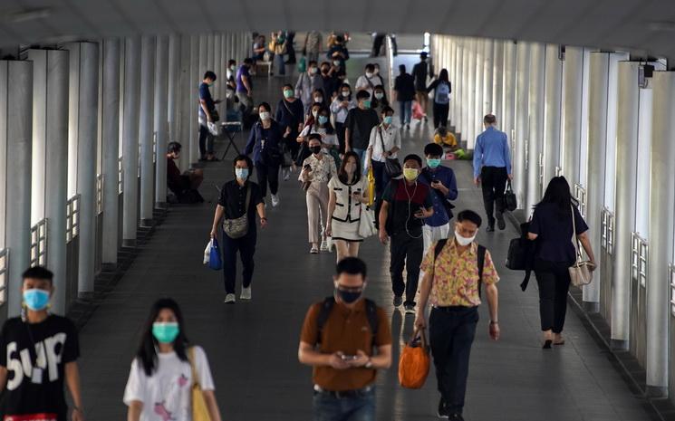 Foule sur une passerelle en Thailande