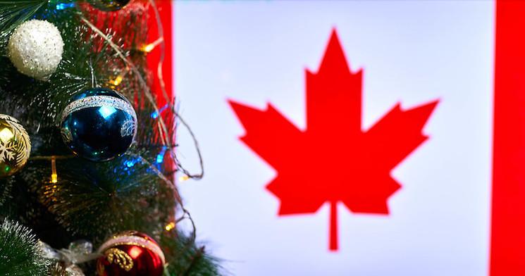 Un drapeau canadien avec un sapin de Noël au premier plan