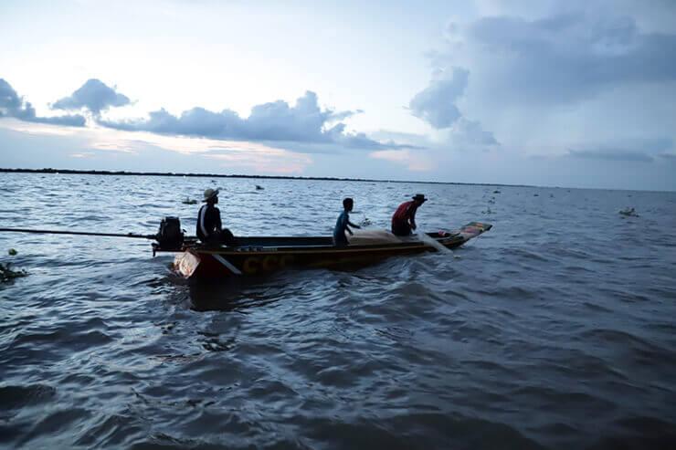 Le lac Tonlé Sap, au Cambodge est  le plus grand lac d'Asie du Sud-Est