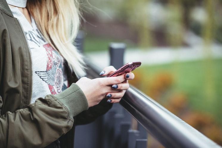 Une jeune femme se servant de son smartphone