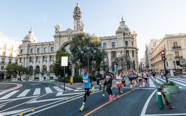 Des hommes en train de courir dans le centre-ville