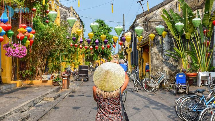 Premiers touristes réalisent leur voyage au Vietnam