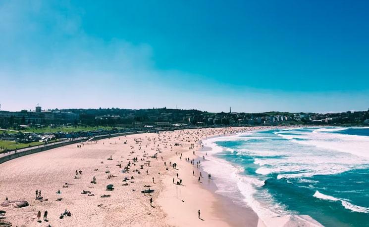 La plage de Bondi peuplée de personnes