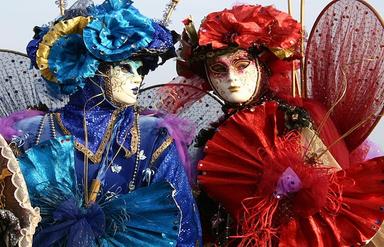 Deux personnes déguisées pour le carnaval de Venise