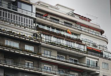 un drapeau espagnol à une fenêtre d'un immeuble, à Madrid