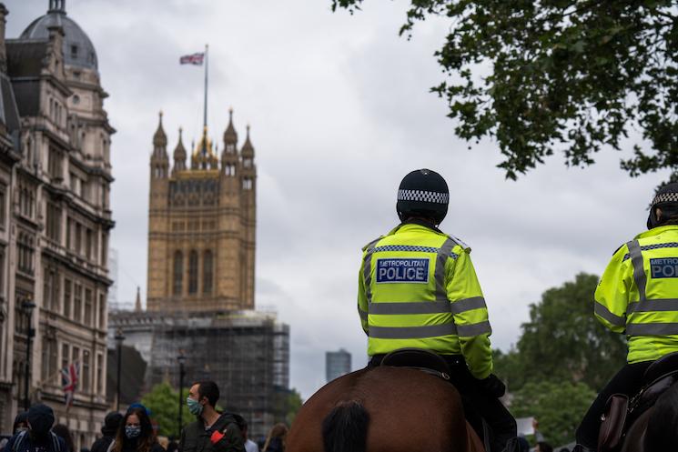 Policiers à cheval devant Westminster à Londres