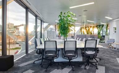 bureau lumineux avec table et chaises