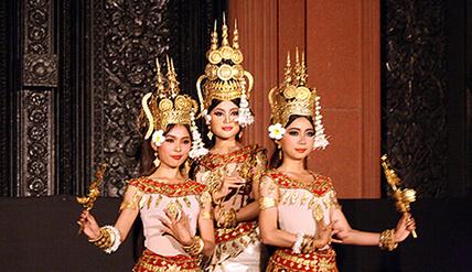 Trois danseuses traditionnelles cambodgiennes