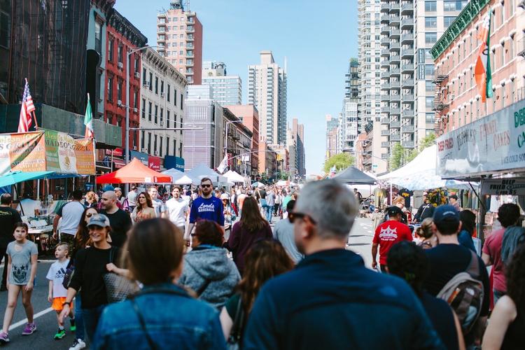 rue avec de la foule lors d'une expatriation 