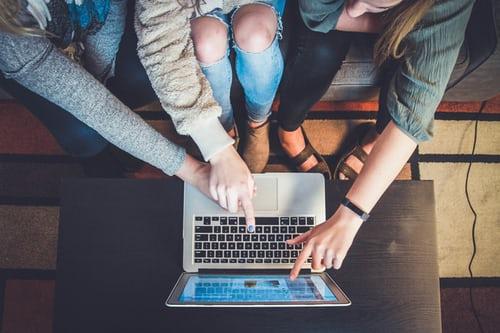 étudiants devant un ordinateur