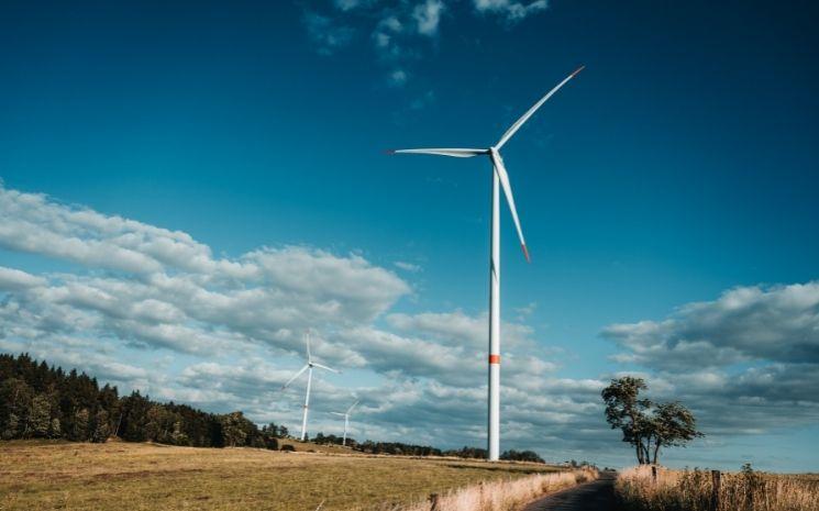 Une éolienne dans un champ 