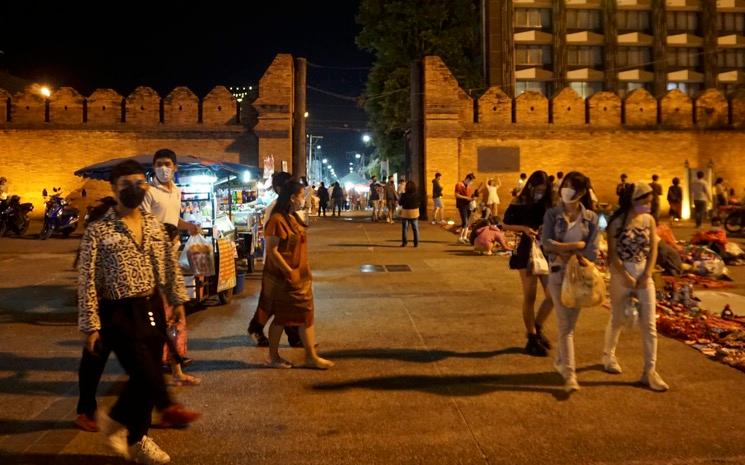 touristes-thapae-gate-chiang-mai