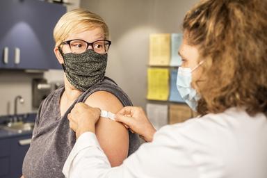 une infirmière ayant vacciné une patiente du covid à madrid