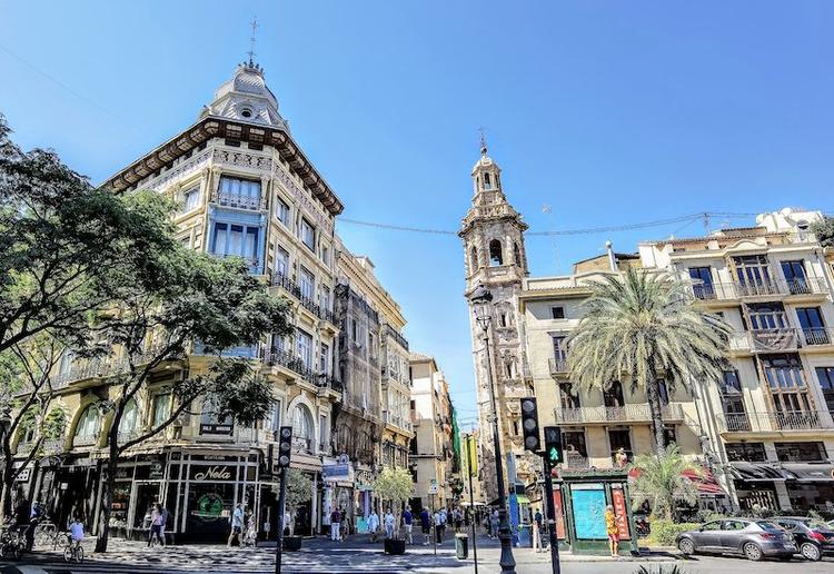 Une place avec des monuments et un ciel bleu