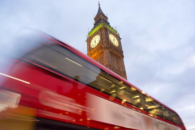 Bus rouge devant Big Ben à Londres