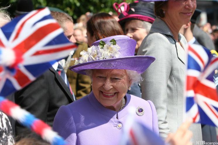 Reine Elizabeth II positive covid-19 Angleterre prince charles camilla