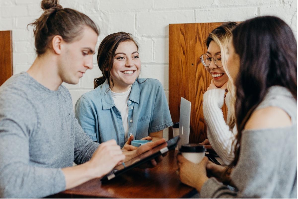 étudiants qui échangent