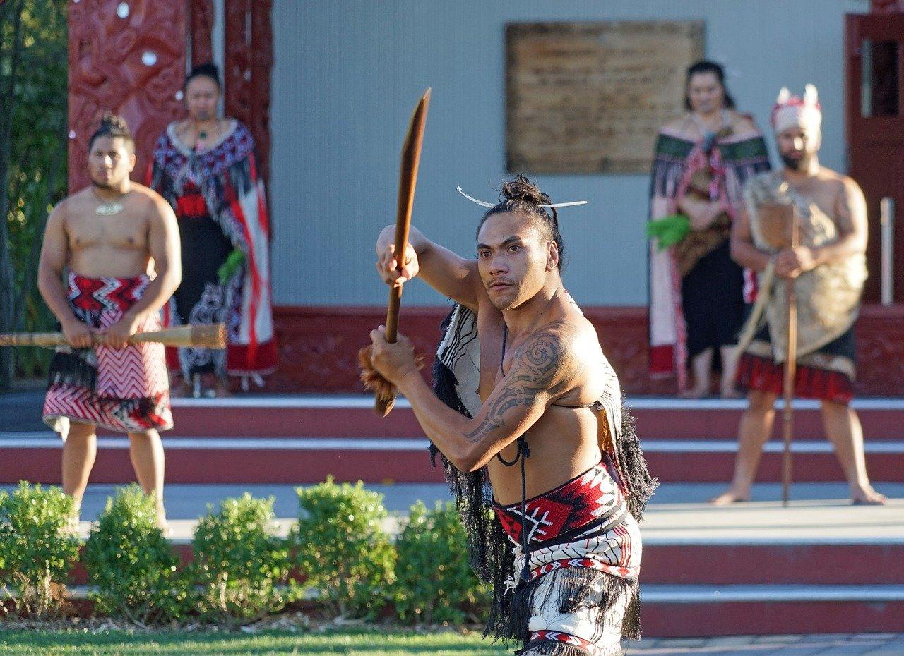 Hommes maoris en Nouvelle-Zélande en tenue traditionnelle