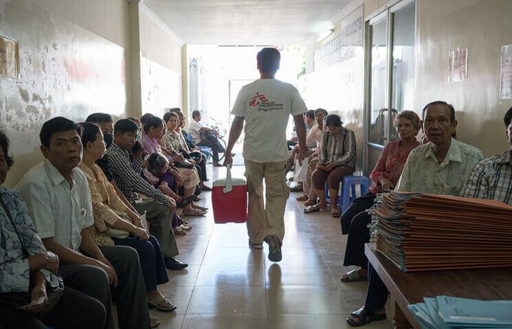 a la clinique MSF de Phnom Penh un soignant emmène des échantillons de sang au laboratoire Todd Brown 