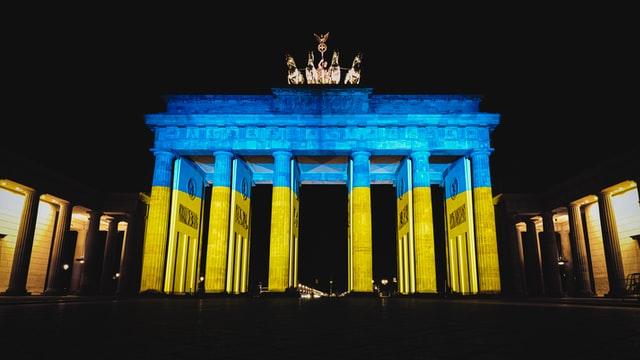 Porte de Brandebourg aux couleurs de l'Ukraine