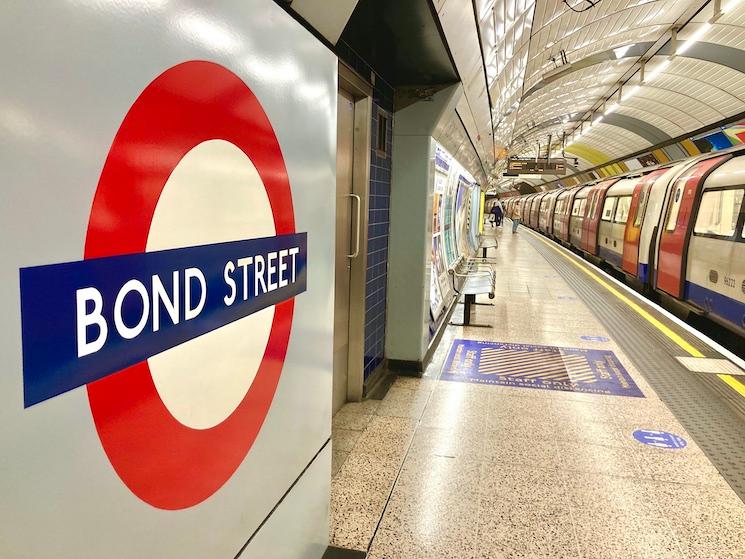 Station de métro de Bond Street à Londres quasi déserte