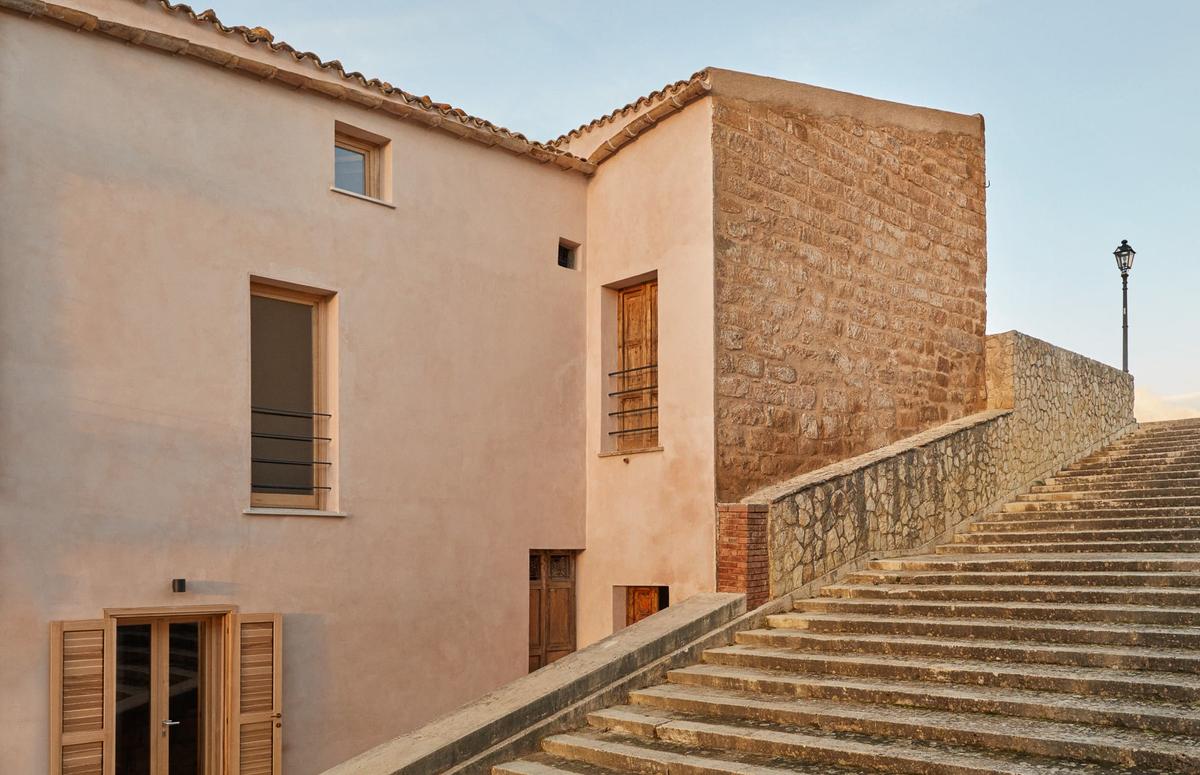 Une maison de couleur rose