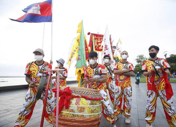 Une troupe de danseurs du lion Phnom Penh